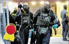  ?? DPA-BILD: YOUNG ?? Mit Atemschutz waren Polizisten in Köln wegen des Verdachts auf giftige Stoffe im Einsatz.