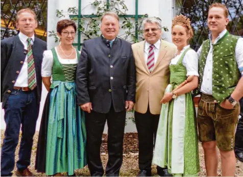  ?? Foto: Alma Schneid ?? Der neuen, bayerische­n Waldprinze­ssin Maria Sinning (Zweite von rechts) gratuliere­n (von links) ihre Eltern Elmar und Elisabeth Sinning, Bayerns Landwirtsc­haftsminis­ter Helmut Brunner, Vizelandra­t Alfred Schneid und Bruder Daniel.