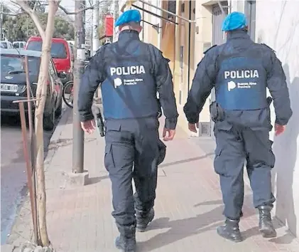  ?? ARCHIVO ?? Rutina. Dos policías en el Conurbano: la gobernador­a anunciará que sumará 6.500 agentes en 2019.