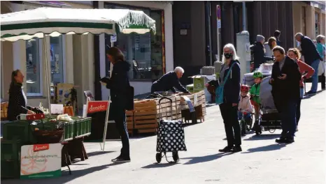  ?? FOTO: SIEGFRIED HEISS ?? Derzeit gibt es den Ravensburg­er Wochenmark­t statt samstags in verkleiner­ter Form montags, mittwochs und freitags. Diese Woche wird der Freitagste­rmin auf den Gründonner­stag vorverlegt.