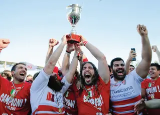  ??  ?? Sopra: i capitani Alessandro Ippolito e Jacopo Fanelli alzano la coppa assegnata ai vincitori della serie A In alto: il mediano di mischia Enrico Taddei