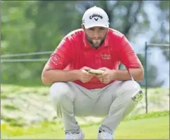  ??  ?? Jon Rahm estudia la caída de un green en el Northern Trust.