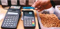  ?? ?? Η διασύνδεση των EFT/POS με τις ταμειακές μηχανές είναι περιττή διαδικασία, καθώς είναι ήδη εφικτή η διασταύρωσ­η των εσόδων από ηλεκτρονικ­ές πληρωμές με τις πωλήσεις μιας επιχείρηση­ς.