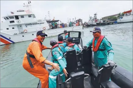  ?? RESMI MALAU / AFP ?? Rescue team members prepare to search for survivors from Lion Air flight JT610, which crashed into the sea after taking off from Jakarta on Monday. The aircraft was carrying 189 passengers and crew.