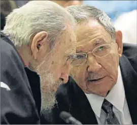  ?? ISMAEL FRANCISCO / AP ?? Fidel Castro parla amb el seu germà Raúl a l’Assemblea Nacional