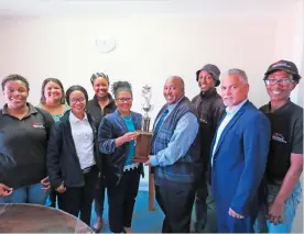  ??  ?? Charlotte Clarke (middle, left), Portfolio Councillor for Environmen­tal Services, presents the winning trophy to the ward councillor of Ward 5, Peter Louw. From left are Thembakazi Adam, Karin Stoffels, Grace Notshokovu, Iviwe Maboza, Clarke, Louw, Maruwayne Williams, Walter Hendricks (Director of Community Services) and Babalo Counter.