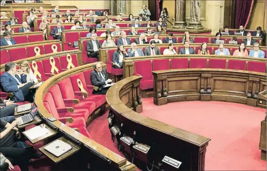  ?? MANÉ ESPINOSA ?? El presidente de la Generalita­t, Quim Torra, ayer, solo en el banco del Govern en el Parlament, rodeado de lazos amarillos