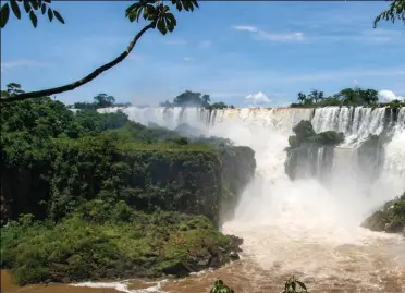  ??  ?? Cataratas de Iguazú. El salto de Dos Hermanas, con la pileta natural de la base, es uno de los más espectacul­ares y demandados por los turistas que visitan la franja argentina de estas cataratas.