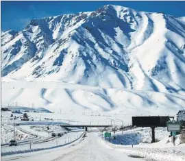  ?? Allen J. Schaben Los Angeles Times ?? SNOW blankets Highway 395 near Mammoth Lakes on Wednesday. A low-pressure system of cold air is expected to reach L.A. County by Saturday morning.