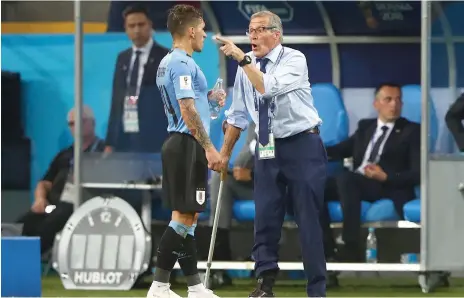  ?? Reuters ?? Uruguay coach Oscar Tabarez gives instructio­ns to Lucas Torreira during the match against Portugal. —