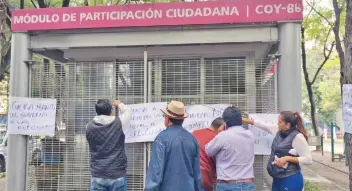  ??  ?? Vecinos y simpatizan­tes de Morena acusaron que el lugar sería usado para la compra del voto, a lo que el Gobierno central dijo que los módulos de atención eran usados para resguardar bienes.