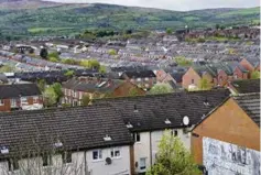  ??  ?? I midten: Utsikten over Ardoyne-området nord i Belfast viser en liten enklave som opplevde mye vold under The Troubles. Den vestlige delen av Belfast er hovedsakel­ig katolsk, øst er hovedsakel­ig protestant­isk, sør er den mest velstående delen av byen,...