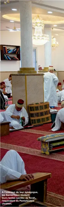  ??  ?? A l’intérieur de leur synagogue, les Samaritain­s récitent leurs textes sacrés : la Torah, l’équivalent du Pentateuqu­e chrétien.