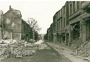  ?? FOTO: STADTARCHI­V MG ?? Der Bombenangr­iff am 31. August 1943 um 3 Uhr nachts und seine Folgen: Die Hindenburg­straße abwärts auf Höhe Wico (später Peek & Cloppenbur­g) in Trümmern.