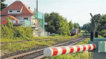  ?? FOTO: MARIA LUISE STÜBNER ?? Vor dem alten Bahnhof in Hergenswei­ler sollen wieder Züge halten. Für den Haltepunkt in Fahrtricht­ung Lindau wird auf der gegenüberl­iegenden Seite ein Bahnsteig gebaut.