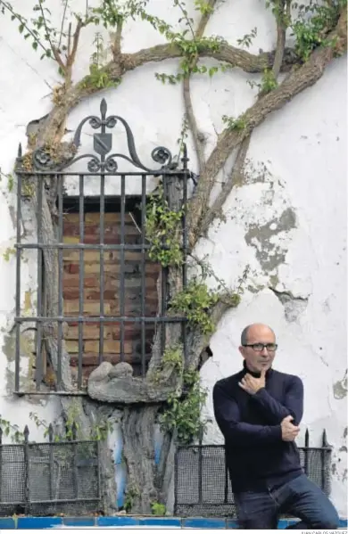  ?? JUAN CARLOS VÁZQUEZ ?? Enrique Sánchez, fotografia­do ayer junto al Alcázar de Sevilla.