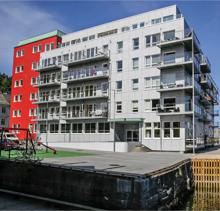 ??  ?? NÅ: Det tidligere kommunehus­et i Laksevåg er bygget om til leilighete­r. I den forbindels­e er fasaden kledd med plater, og det er kommet balkonger rundt hele bygget. Kommunen mener at det a andre er for store.