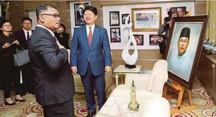  ?? [FOTO KHAIRUNISA­H LOKMAN/BH] ?? Tian (kanan) bersama Idris mengadakan kunjungan hormat ke pejabat Ketua Menteri Melaka di Seri Negeri, di Ayer Keroh, semalam.