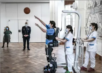  ?? — Acm photo ?? A doctor experience­s an exoskeleto­n during a demonstrat­ion at the Invalides hospital in maris.