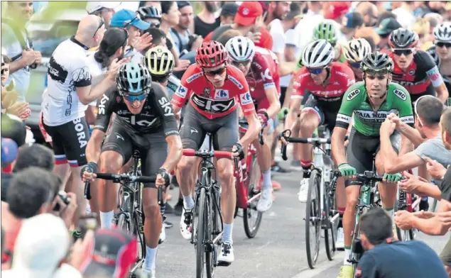  ??  ?? ACELERÓN. Moscon lanzó a Froome en la Ermita de Santa Lucía y sólo pudieron resistir Contador, Chaves y Woods. El británico amplió la ventaja respecto a sus rivales.