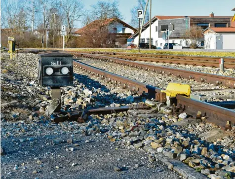  ?? Archivfoto: Thorsten Jordan ?? In einer Beschlussv­orlage lehnt die Gemeinde Denklingen eine Wiederaufn­ahme des Personenve­rkehrs bei der Fuchstalba­hn ab. Unser Bild zeigt die Gleise beim früheren Bahnhof der Gemeinde.