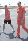  ?? FOTO: AFP ?? Auch für Sebastian Vettel (li.) ist der Circuit Paul Ricard Neuland. Sein Kommentar nach ausführlic­her Begehung: „Ich denke, dass es in Frankreich aufregende­re Strecken gibt.“