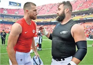  ?? ?? TRAVIS KELCE (izq) de los Jefes charla con su hermano Jason Kelce, centro de las Águilas, el 17 de septiembre de 2017