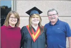  ?? CHRIS SAULNIER ?? Graduate Emma Ells posed with her parents.