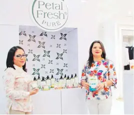  ??  ?? Marca exclusiva. Representa­ntes de Almacenes Sears y Petal Fresh Pure dieron a conocer que la nueva línea de productos se encuentra disponible en Sears, con todas las facilidade­s de pago.