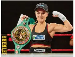  ?? Foto: Peter Fastl ?? Tina Rupprecht mit dem Weltmeiste­rgürtel des Boxverband­s WBC, den sie 2021 gegen die Mexikaneri­n Katia Gutierrez verteidigt hat.