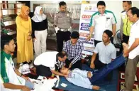  ?? ADI WIJAYA/JAWA POS ?? TEKNIK KHUSUS: Dokter Tolip (tengah, berdiri) memberikan arahan kepada warga dalam pelatihan kegawatdar­uratan di Duduksampe­yan kemarin.