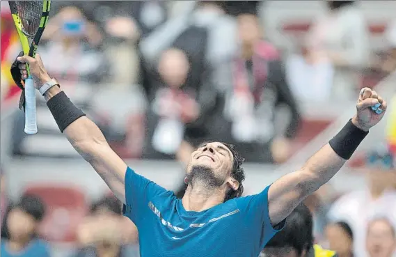  ?? FOTO: AP ?? Rafa Nadal, celebració­n tras vencer a John Isner por 6-4 y 7-6 (7-0) en los cuartos de final del Open de China, el ATP 500 sobre pista dura que se disputa en Pekín. Hoy, contra Dimitrov