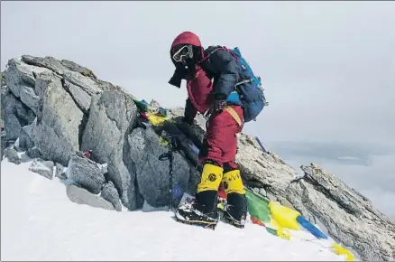  ?? ADELE PENINGTON ?? Parvaneh Kazemi, de 47 años, al llegar al punto más alto del Dhaulagiri esta pasada primavera