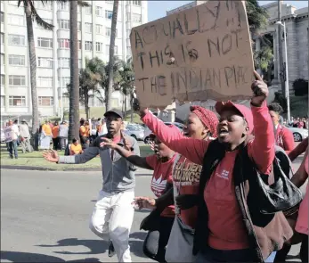  ??  ?? GATHERING: It was Abahlali baseMjondo­lo versus Bonela residents outside the Durban High Court as the court interdict dispute between eThekwini Metro and Abahlali representa­tives went on inside. PICTURE: GCINA NDWALANE