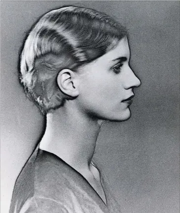  ?? [ Man Ray Trust/Bildrecht, Wien 2017/18 ] ?? Mit US-Fotografin Lee Miller als Gefährtin entwickelt­e Man Ray in Paris Fototechni­ken wie die Solarisati­on, eine spezielle Form der Überbelich­tung: hier das Porträt Lee Millers von 1929.