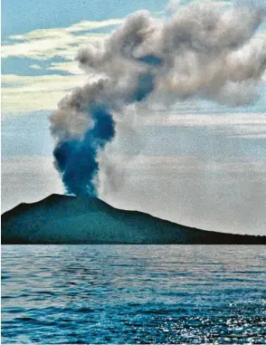  ?? Fotos: Eberhard Weit ?? Dieses Bild des Vulkans Anak Krakatau entstand im Jahr 1993 etwa eine halbe Stunde, nachdem Weit und sein Freund die Insel verlassen hatten.