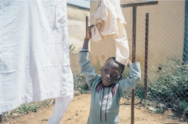  ?? © WWW.MSF.ORG ?? La storia di Umar e quella di tanti altri bambini e ragazzi è raccontata nel documentar­io girato in Nigeria ‘Restoring Dignity’, al Cinestar giovedì 1° giugno