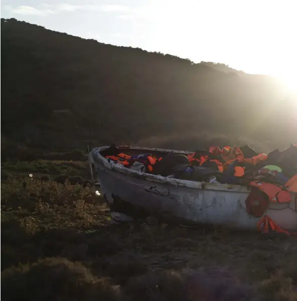  ?? FOTO:TT-AP/MUHAMMED MUHEISEN) ?? Den lilla grekiska ön Leros kom på hösten 2015 att hamna rakt in i den internatio­nella flyktingkr­isen. Med sitt läge blev ön för många flyktingar den första anhalten när de försökte korsa Egeiska havet från den turkiska kusten för att nå det hägrande Europa. Tusentals flyktingar räddades ur havet och drogs upp på Leros stränder.