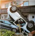  ?? Foto: Pöppel, dpa ?? Das Auto eines 18 Jährigen landete im Ostallgäu auf dem Dach.