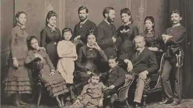  ??  ?? Sigmond Freud junto a su familia, el es el tercero de pie de izq. a derecha, foto tamada el abril de 1878