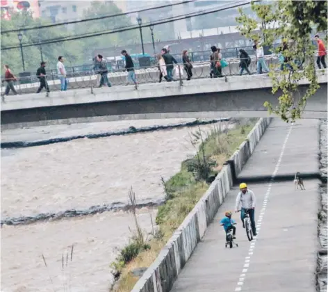  ??  ?? ► Una de las nuevas vías del Mapocho Pedaleable, ayer, a la altura del puente Recoleta.