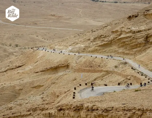  ??  ?? ABOVE
Gran Fondo Arava riders snake their way through the Negev Desert