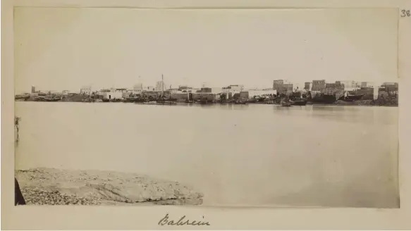  ?? British Library ?? The photo shows buildings and ships apparently along the Sharjah waterfront from a sandbank that then separated the town from the Arabian Gulf