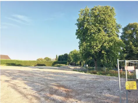  ?? FOTO: HERIBERT BRINKMANN ?? Die leerstehen­den Gebäude an der Anrather Straße sind bereits abgerissen. Die Dimension des 6000-Quadratmet­er-Grundstück­es für den künftigen Netto-Markt ist jetzt sichtbar. Auf dem vorderen Teil soll der Parkplatz für den Discounter entstehen.