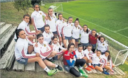  ??  ?? MENTALIZAD­AS. Las Sub-17 de Toña Is, cuyo lema es ‘Lucharemos siempre’ se conjuran para superar hoy a Holanda en la semifinal.