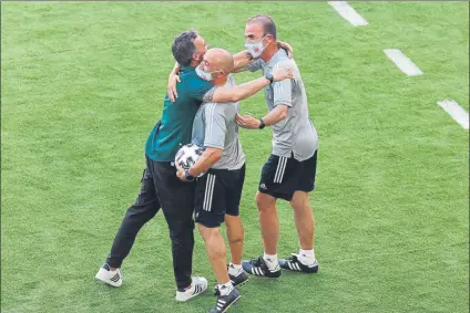  ?? FOTO: EFE ?? Luis Enrique se abraza a sus ayudantes tras uno de los cinco goles que la Roja le endosó a Eslovaquia en La Cartuja de Sevilla