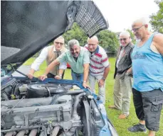  ?? FOTO: JOSEF ASSFALG ?? Fachsimpel­n bei geöffneter Motorhaube war angesagt beim Oldtimertr­effen in Aßmannshar­dt.