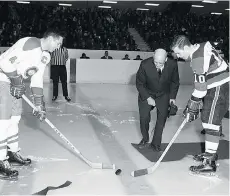  ?? POSTMEDIA NEWS FILES ?? Ottawa 67’s captain Bill Clement, right, participat­es in a ceremonial faceoff with Montreal Canadiens forward Jean Beliveau for a mid-season exhibition game on Jan. 22, 1968, in Ottawa.