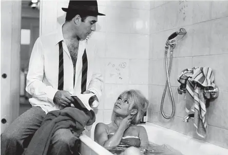  ?? (HULTON ARCHIVE/GETTY IMAGES) ?? Michel Piccoli avec Brigitte Bardot dans «Le Mépris», 1963.