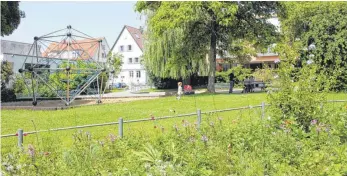  ?? FOTO: LENA MÜSSIGMANN ?? Der Coswiger Platz an der Wilhelmstr­aße in Ravensburg ist Gesprächst­hema, seit die Stadt im Juli 2021 ihre Pläne kundgetan hat, auf einem Teil des Platzes ein Digitallab­or für Schüler bauen zu wollen.